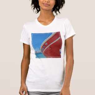 キクラデス諸島のMykonosの港の漁船 Tシャツ