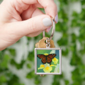 キショウブの花上のルリタテハ キーホルダー (手)