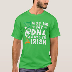 キスおもしろい私のDNAは私はアイルランドの聖パットであると言う Tシャツ