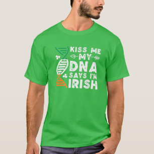 キスおもしろい私のDNAは私はアイルランドの聖パットであると言う Tシャツ