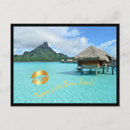 キスが付いているBora Boraの礁湖のOverwaterリゾート ポストカード