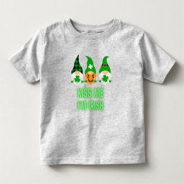 キスして私はアイリッシュセントパトリックデーグノームシャムロック トドラーTシャツ