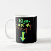 キスして面白いカップルおそろい真夜中 コーヒーマグカップ (左)