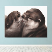 キスするカワウソ - 手描きの野生動物アート キャンバスプリント (インサイチュ (ウッドフロア))