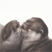 キスするカワウソ - 手描きの野生動物アート シール (正面)