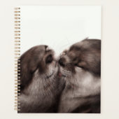 キスするカワウソ - 手描きの野生動物アート プランナー手帳 (正面)