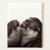 キスするカワウソ - 手描きの野生動物アート プランナー手帳 (裏面)