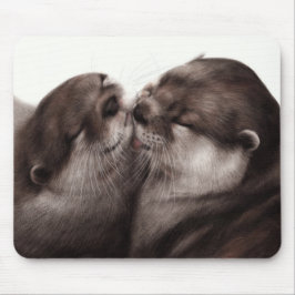 キスするカワウソ - 手描きの野生動物アート マウスパッド