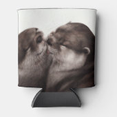 キスするカワウソ - 手描きの野生動物アート 缶クーラー (正面)