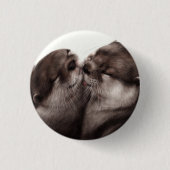 キスするカワウソ - 手描きの野生動物アート 缶バッジ (正面)