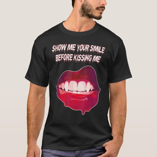 キスする前にあなたの笑顔を見せて キスする口 Tシャツ (正面)