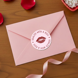 キスで封印されたピンクと赤い唇のバレンタインデー ラウンドシール
