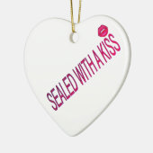 キスで封印された愛の引用 セラミックオーナメント (左)