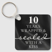 キスで封印 ブラック10周年記念日 キーホルダー (正面)