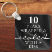 キスで封印 ブラック10周年記念日 キーホルダー (正面)