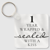 キスで封印 ホワイト 1歳の誕生日記念日 キーホルダー (正面)