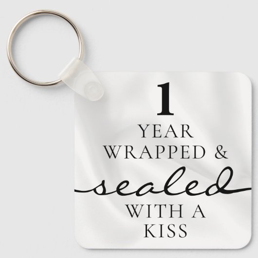 キスで封印 ホワイト 1歳の誕生日記念日 キーホルダー (正面)