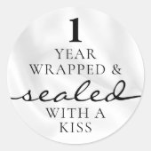 キスで封印 ホワイト 1歳の誕生日記念日 ラウンドシール (正面)