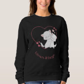 キスとハグ、猫が抱き合う スウェットシャツ (正面)