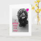 キスと願い事の誕生日が犬に言う カード (黄色い花)