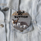 キスのキスをする猫 缶バッジ (インサイチュ)