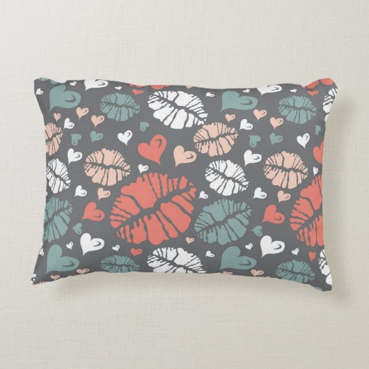 キスのプリントおよびハートパターン アクセントクッション (裏面)
