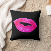 キスの唇の黒のピンクの口紅の大きい口の枕 クッション (ブランケット)