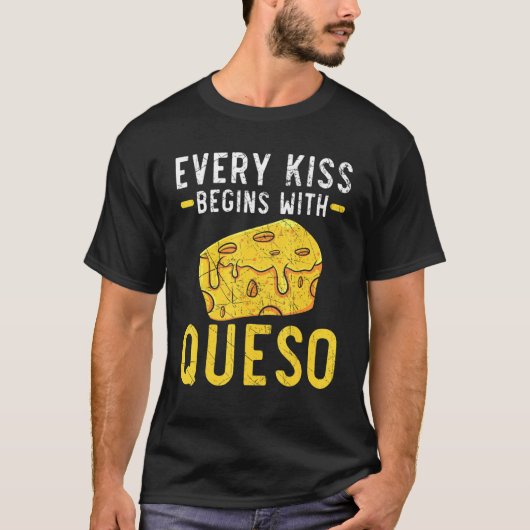 キスはケソチーズの食事から始まる Tシャツ (正面)