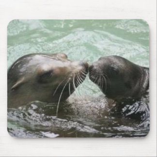 キスをするなお母さん マウスパッド