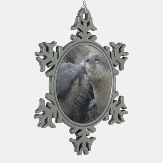キスをするな川カワウソ スノーフレークピューターオーナメント (左)