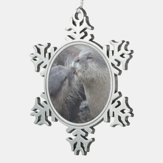 キスをするな川カワウソ スノーフレークピューターオーナメント (右)
