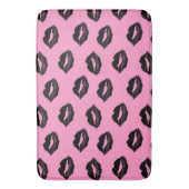 キスをする唇のパターン（ピンクと黒） バスマット (正面縦)