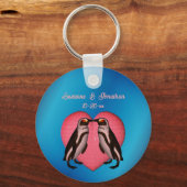 キスをする結婚ペンギンパーソナライズされたズ キーホルダー (裏面)