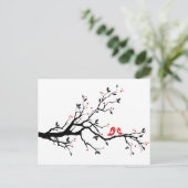 キスをする赤いハート付き木の枝の上の葉鳥 ポストカード (スタンド正面)
