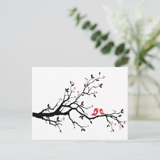 キスをする赤いハート付き木の枝の上の葉鳥 ポストカード (スタンド正面)