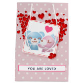 キスをする赤いハート付き ミディアムペーパーバッグ (裏面)