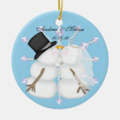 キスをする雪だるま結婚したの初めてのクリスマス セラミックオーナメント (正面)