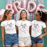 キスザバイ恋しく思のバチェロレッテ Tシャツ<br><div class="desc">このおもしろいと気のあるそぶりをしたバチェロレッテ週末のパーティーTシャツは、新婦とブライダルパーティの来るべき大きな日に最適祝!Tシャツはピンク色の唇の選択を特徴とし、「キス恋しく思ザ・バイ」という言葉と花嫁の名前と日付を含む。どんなバチェロレッテでも、ヘンパーティーでも、女の子の週末でも完璧遠くに!</div>