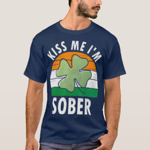キスミーイムソバーおもしろいSaint patricks dayギフト Tシャツ