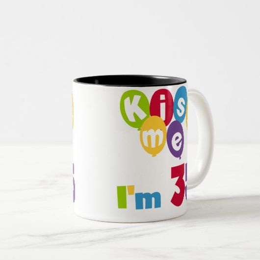 キスミー私は35の誕生日TシャツとGIfts ツートーンマグカップ (正面右)