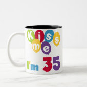 キスミー私は35の誕生日TシャツとGIfts ツートーンマグカップ (左)