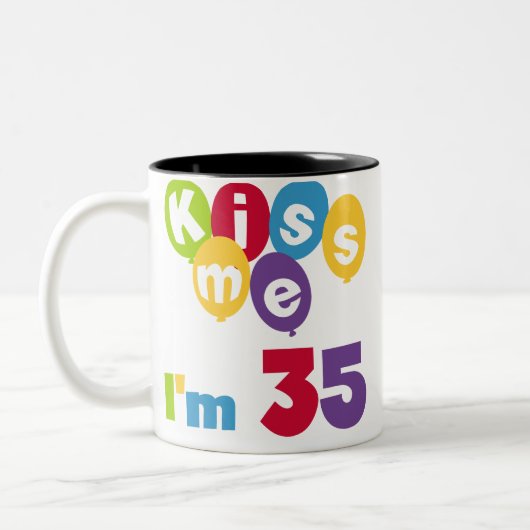 キスミー私は35の誕生日TシャツとGIfts ツートーンマグカップ (左)
