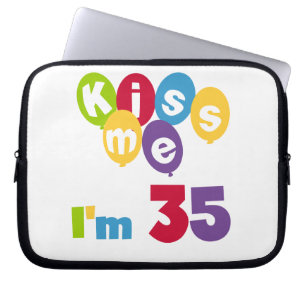 キスミー私は35の誕生日TシャツとGIfts ラップトップスリーブ