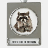 キス名前をカスタムするおもしろいラクーンアニマルアート シルバープレートバナーオーナメント (正面)