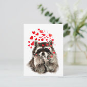 キス愛ハートを吹いているかわいいアライグマ ポストカード (スタンド正面)