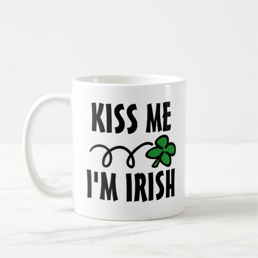 キス私はアイリッシュSt patricks dayムグとクローバー コーヒーマグカップ (左)