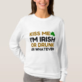 キス私はアイルランド人か何か飲のカップルだ Tシャツ (正面)