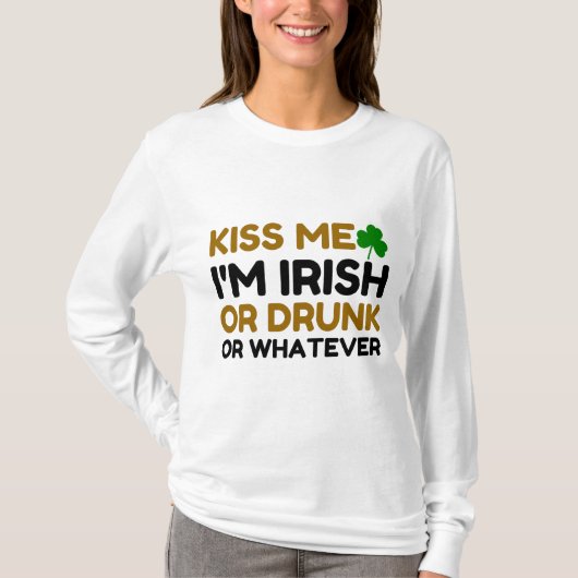 キス私はアイルランド人か何か飲のカップルだ Tシャツ (正面)