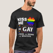 キス私はゲイかアイリッシュか飲何か偽物だ Tシャツ (正面)