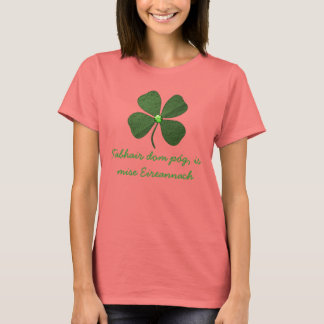 キス私はゲール語のかわいいTシャツのアイルランド人だ Tシャツ